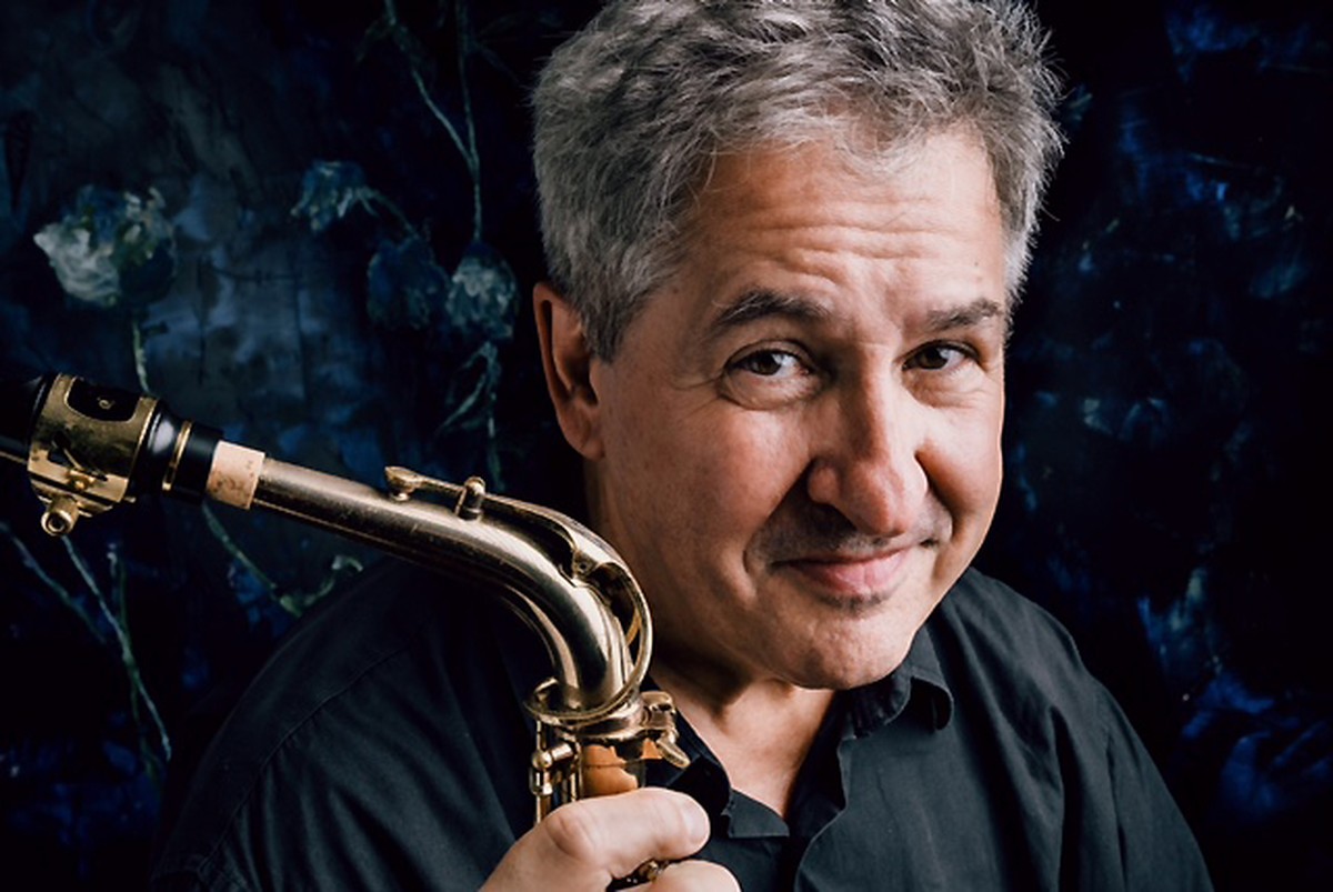 Saxofonista Idriss Boudrioua lança disco em que toca temas de Michel Legrand em tom jazzístico |  Weblog do Mauro Ferreira