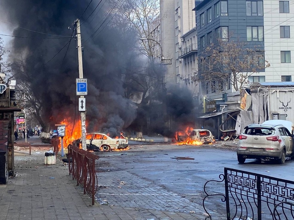 Carros queimam em uma rua após ataque militar russo em Kherson, na Ucrânia — Foto: Ukrainian Presidential Press Service/Reuters