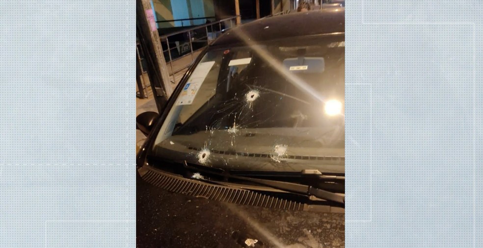 Carro de advogada com adesivos de Lula é alvejado com oito tiros em São Luís — Foto: Reprodução/TV Mirante