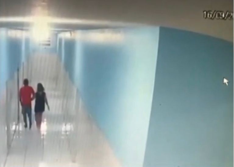 Vídeo mostra momento que suspeito de abuso sexual conduz adolescente para sala de hospital psiquiátrico na Bahia