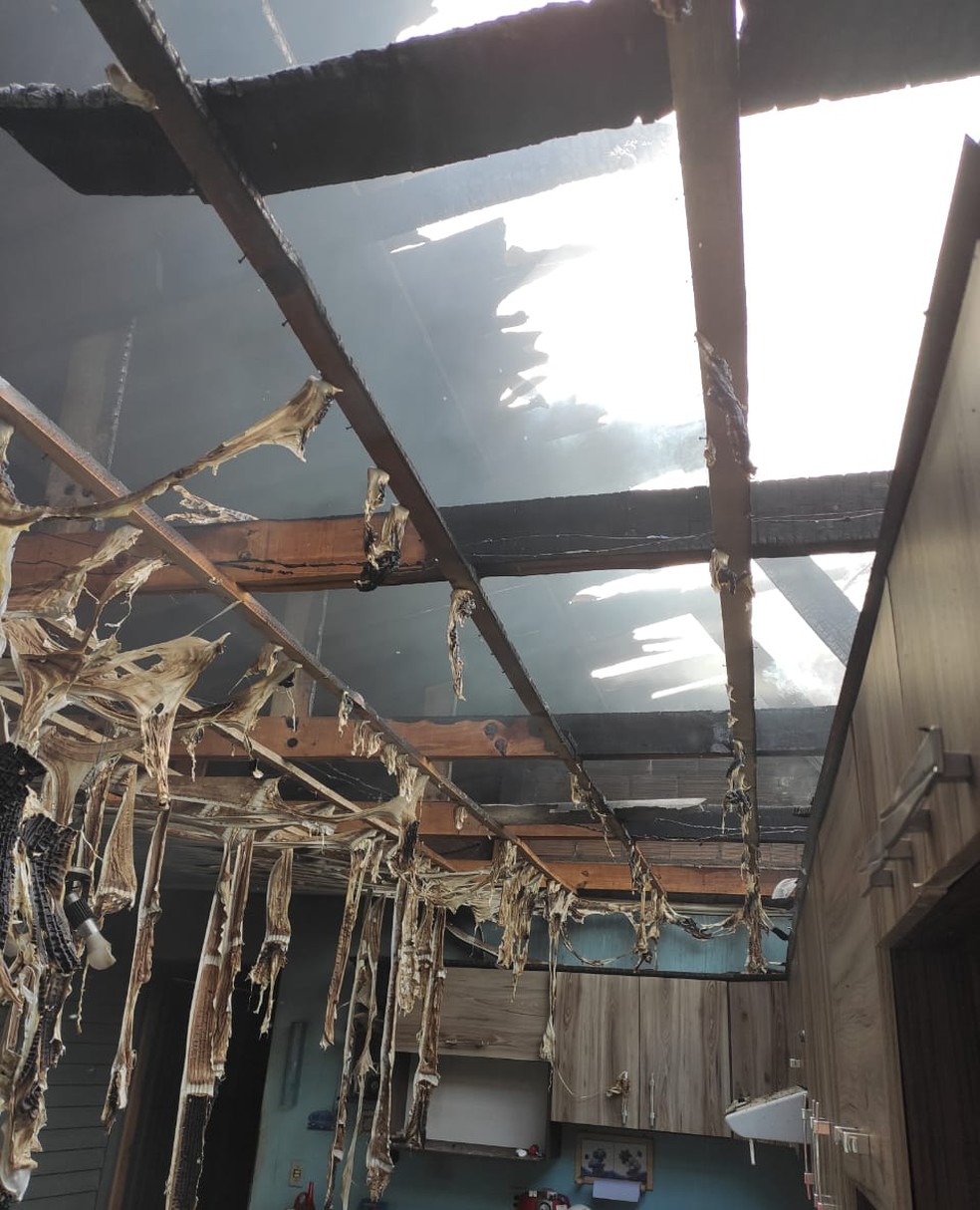 Telhado destruído após incêndio em casa de Coronel Freitas — Foto: CBMSC/Divulgação