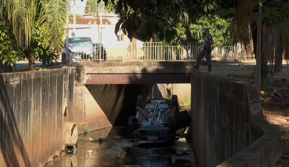 Carro cai em c&oacute;rrego ap&oacute;s batida em Ribeir&atilde;o Preto, SP &mdash; Foto: Ronaldo Gomes/EPTV