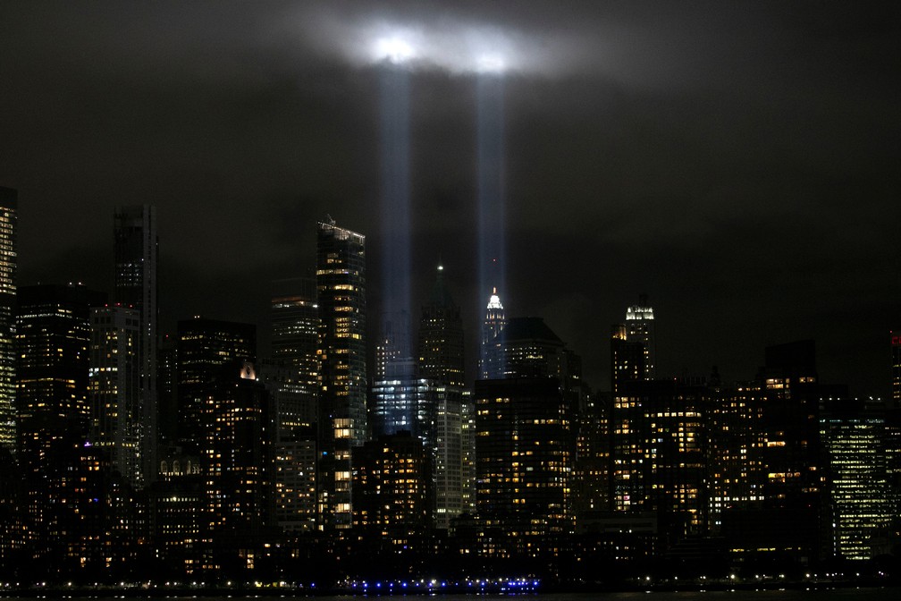 10 de setembro - 'Tributo em Luz' corta o céu de Manhattan homenageando as vítimas dos atentados de 11 de Setembro na noite de quinta-feira (10), véspera dos 19 anos dos ataques — Foto: Mike Segar/Reuters