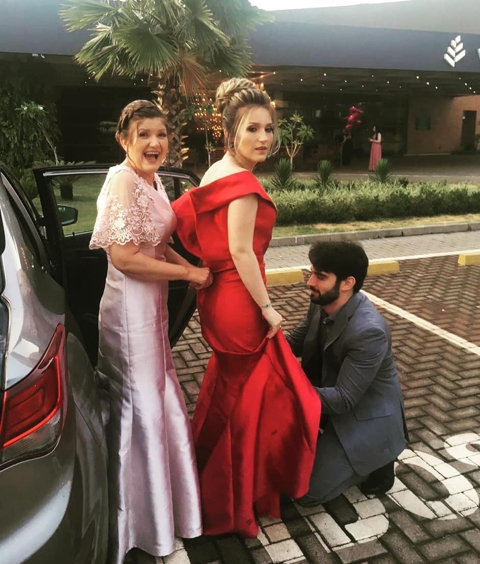 Amanda Meirelles, campeã do BBB 23, entre a mãe e o irmão em sua formatura na faculdade de Medicina, em 2018 — Foto: Arquivo pessoal