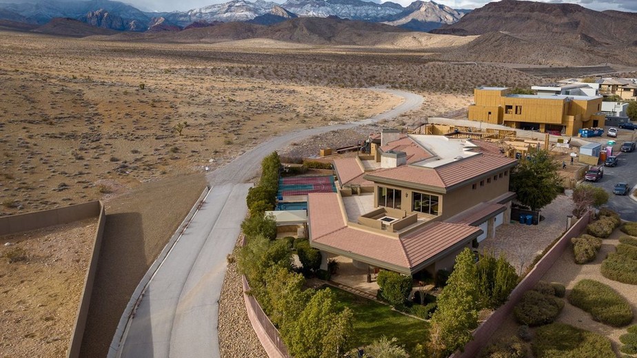 A mansão em Las Vegas fica em condomínio ao lado de área de conservação