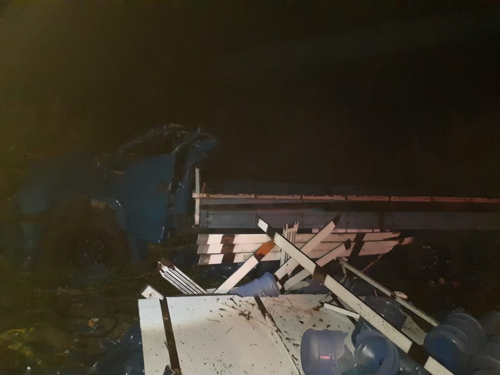 Caminhão carregado de água capotou no entroncamento entre a AL-101 Norte e  AL-105, AL — Foto: Divulgação/Corpo de Bombeiros de Alagoas