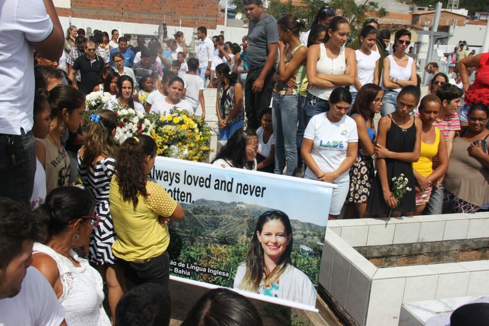 Enterro da professora Ienata Rios em 2016, na cidade de Pé de Serra, na Bahia — Foto: Raimundo Mascarenhas/Calila Notícias