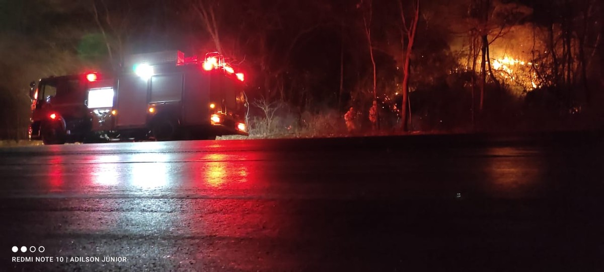 Bombeiros combatem incêndio na zona rural de Montes Claros