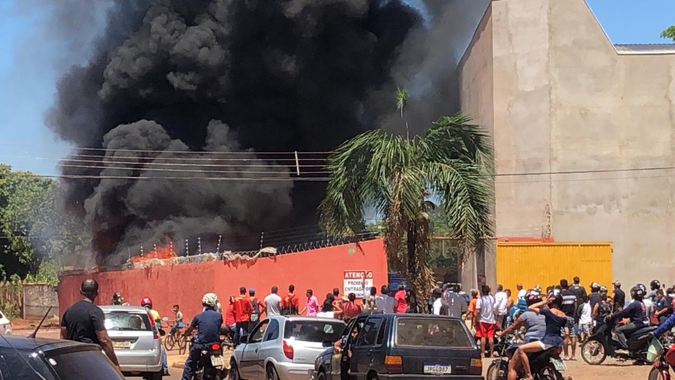 Incêndio em depósito de loja de materiais de construção foi controlado rapidamente pelos Bombeiros em Campo Grande (MS) — Foto: Redes Sociais