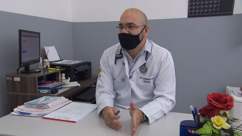 Médico explica funções dos medicamentos da Farmácia Viva — Foto: Globo Repórter