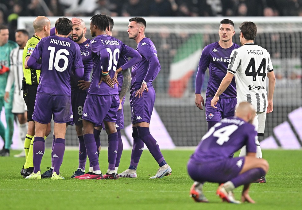 Jogadores da Fiorentina reclamam após gol anulado de Castrovilli contra a Juventus — Foto: Alessandro Di Marco/EFE