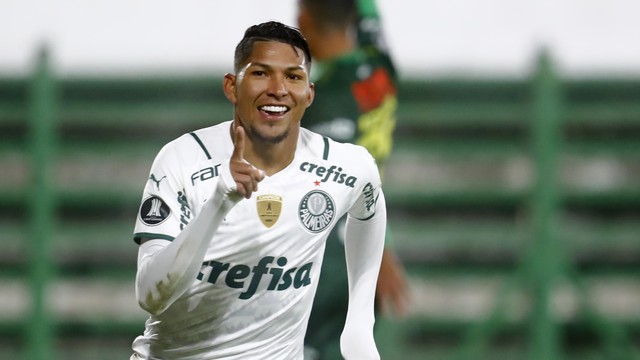 Rony comemora gol do Palmeiras contra o Defensa y Justicia