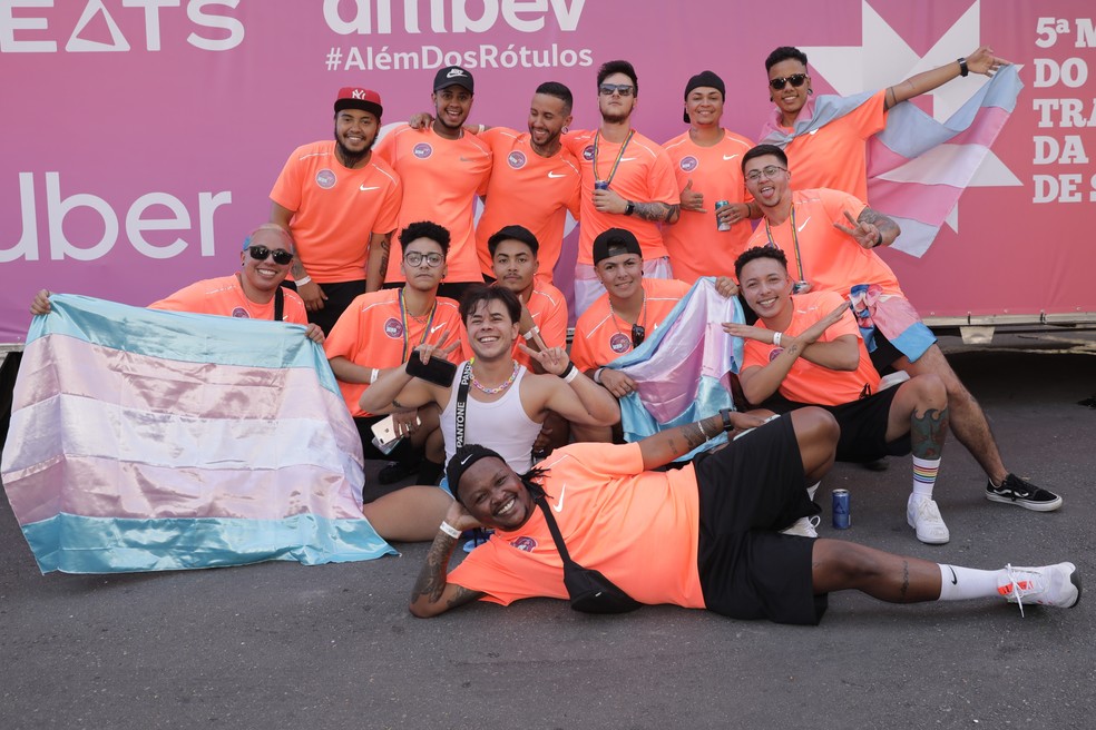 Meninos Bons de Bola FC, primeiro time de futsal composto por transexuais formado no Brasil, marcam presença na marcha — Foto: Celso Tavares/g1