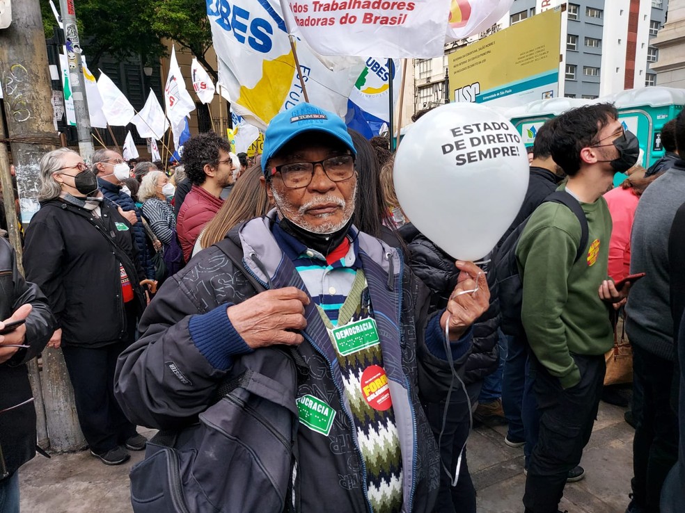 Celestino Conceição Lima, de 81 anos, durante ato em defesa da democracia  — Foto: Celso Tavares/g1