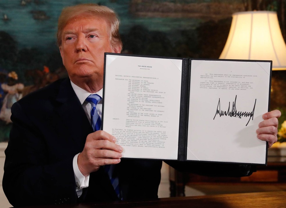  Em imagem de arquivo, presidente dos EUA, Donald Trump, mostra sua assinatura oficializando a retirada do paÃ­s do acordo nuclear com o IrÃ£ â€” Foto: Jonathan Ernst/Reuters