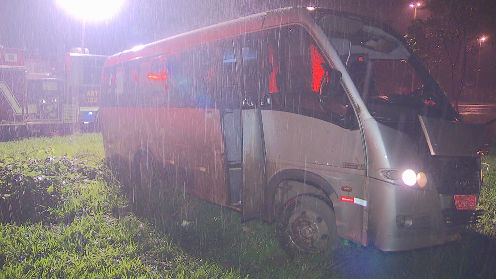 Micro-ônibus que tombou na madrugada desta quinta-feira (14) na BR-020 (Foto: TV Globo/Reprodução)