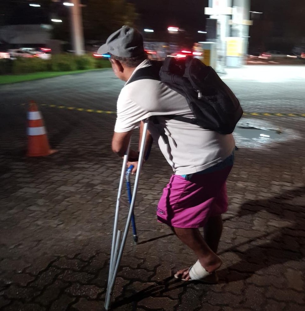 Vítima tem dificuldades de locomoção devido ferimentos ocasionados pelo diabetes. — Foto: Rafaela Duarte/Verdes Mares