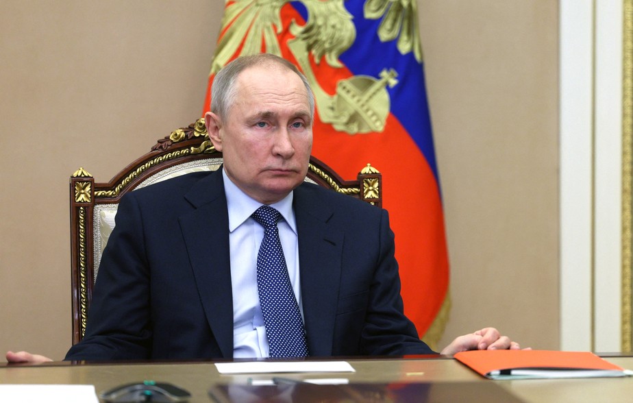 O presidente russo, Vladimir Putin, preside uma reunião do Conselho de Segurança por meio de um link de vídeo no Kremlin, em Moscou