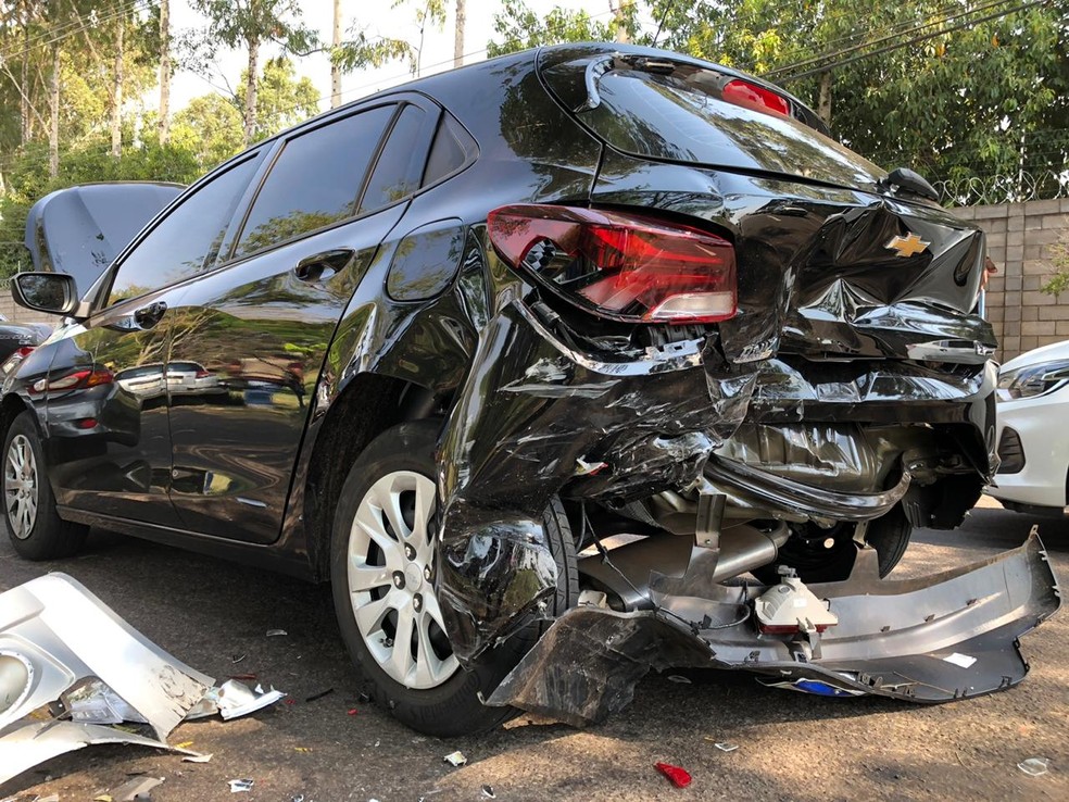 Acidente envolveu três carros na Avenida Joaquim Constantino, em Presidente Prudente — Foto: Murilo Zara/TV Fronteira