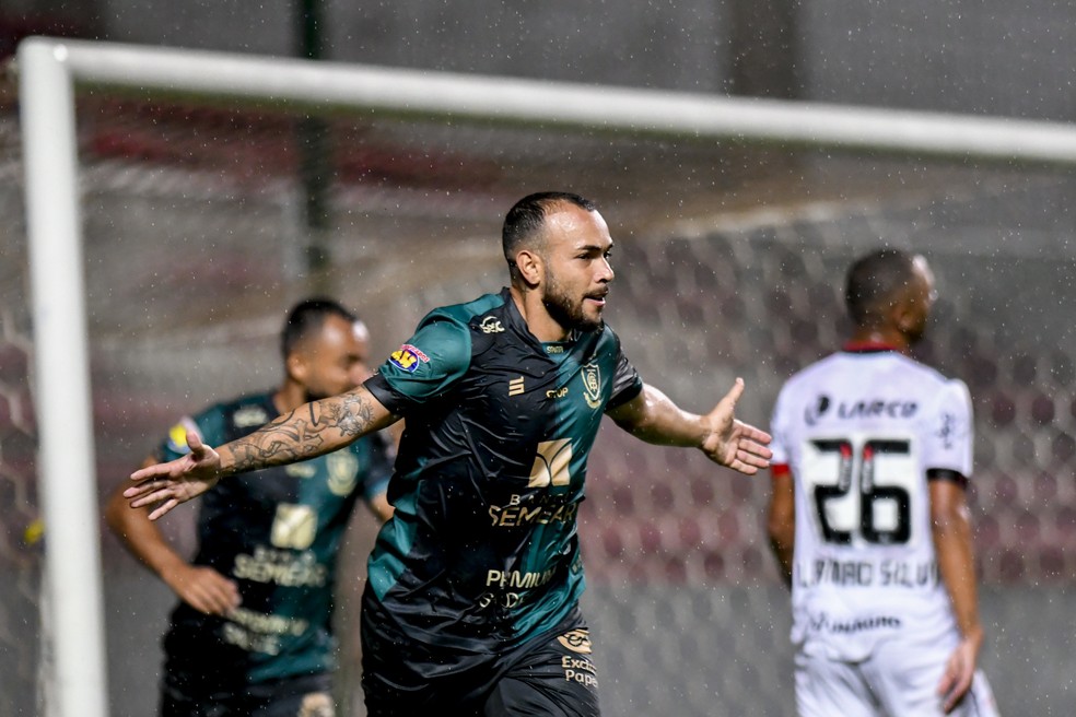 Rodolfo comemora gol marcado pelo América-MG contra o Vitória — Foto: Mourão Panda/América-MG