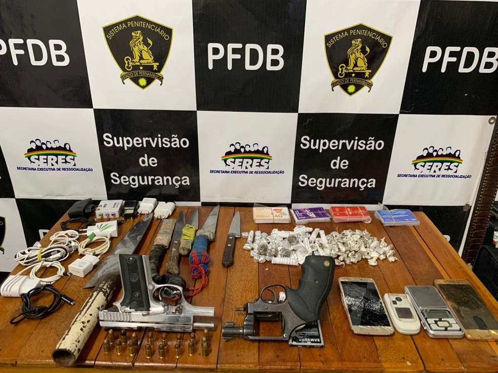 Pistola, revólver, munições, celulares e drogas foram encontradas no Presídio Frei Damião de Bozzano, no Recife, em 2019 — Foto: Seres/Divulgação