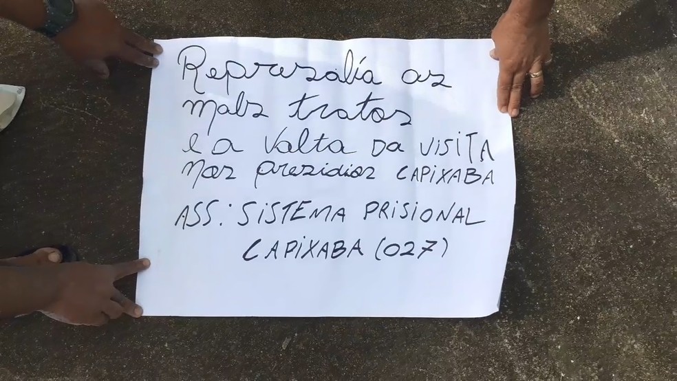 Criminosos incendiaram &ocirc;nibus e deixaram cartazes &mdash; Foto: VC no ES1