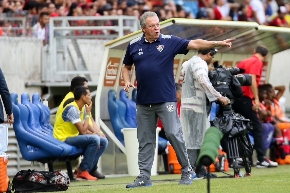 Abel Braga durante goleada tricolor na Arena Pantanal (Foto: Lucas Merçon / Fluminense)