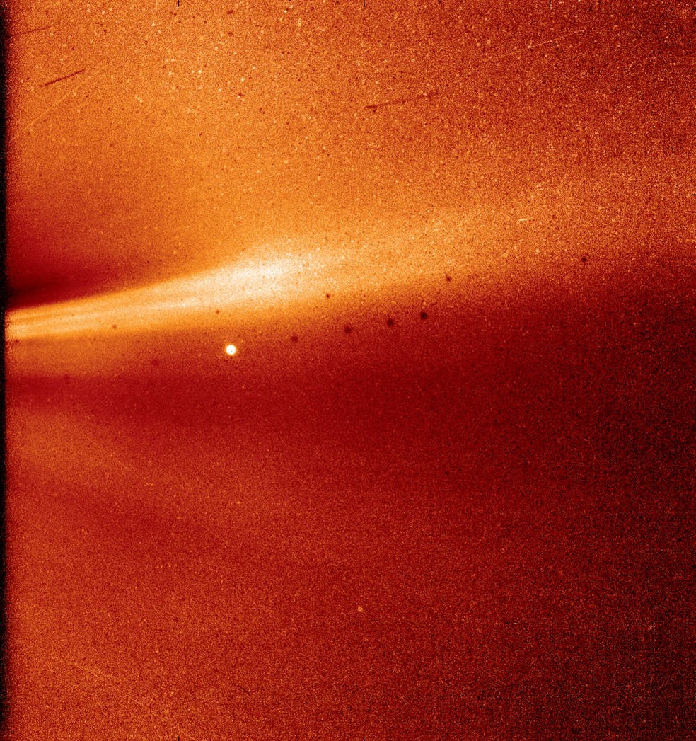 A Parker Solar Probe estava a cerca de 16,9 milhões de quilômetros da superfície do Sol quando esta imagem foi tirada, em 8 de novembro. O objeto brilhante perto do centro da imagem é Júpiter, e as manchas escuras são resultado da correção de fundo. — Foto: NAsa/NRL/Parker Solar Probe