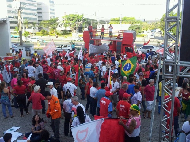 Manifestantes reunidos na Universidade Federal do Espírito Santo (Foto: Naiara Arpini/ G1 ES)