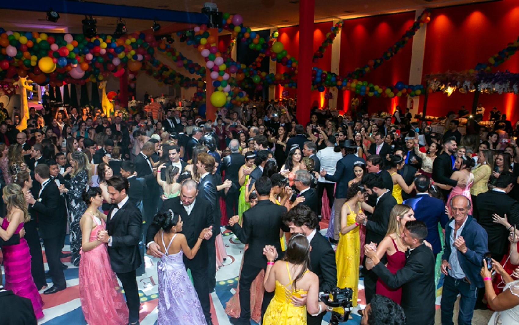 Projeto Fadas Madrinhas realiza bazar solidário para baile de debutantes em Barretos, SP