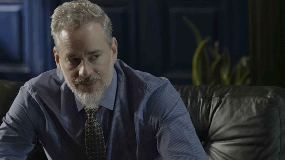 Eurico (Dan Stulbach) trai a irmandade e revela todos os segredos para Valentina (Lilia Cabral) em 'O Sétimo Guardião' — Foto: TV Globo