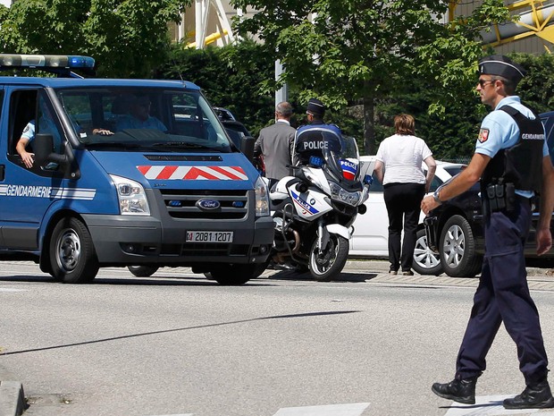 Policiais franceses colocam bloqueios na rua de acesso à área industrial da Saint-Quentin-Fallavier, perto de Lyon, na França, onde uma usina de gás foi alvo de um atentado terrorista (Foto: Emmanuel Foudrot/Reuters)