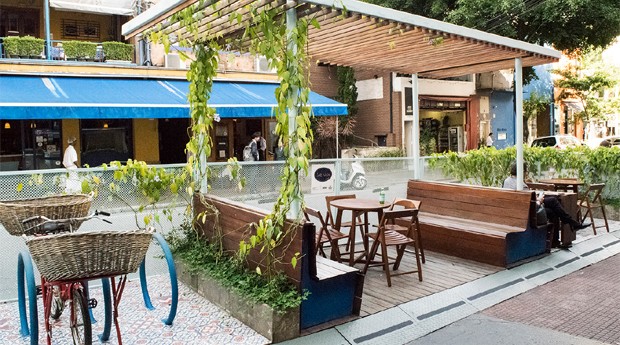 Parklet da Soul Urbanismo. Estrutura pode servir como mesa para refeições e bicicletários (Foto: Divulgação)