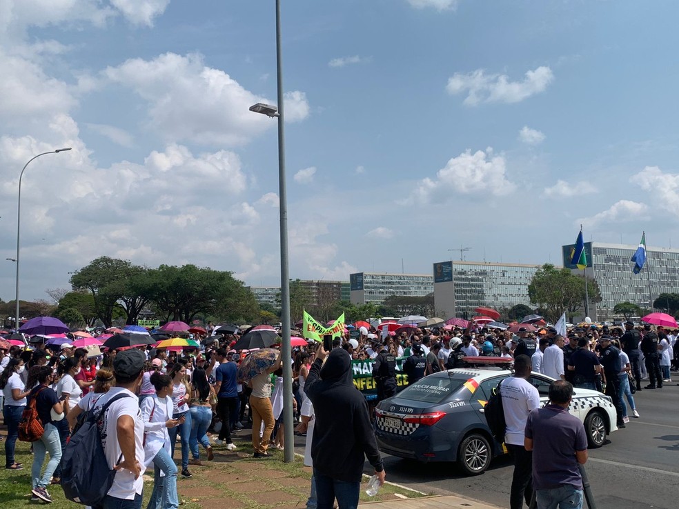 Manifestação de profissionais de enfermagem contra suspensão do piso salarial, em Brasília — Foto: Brenda Ortiz/g1