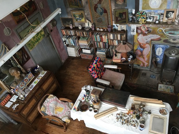 O antigo estúdio de arte de Vanessa e Grant em Charleston se mantém preservado e pode ser visitado (Foto: Charleston / Divulgação)