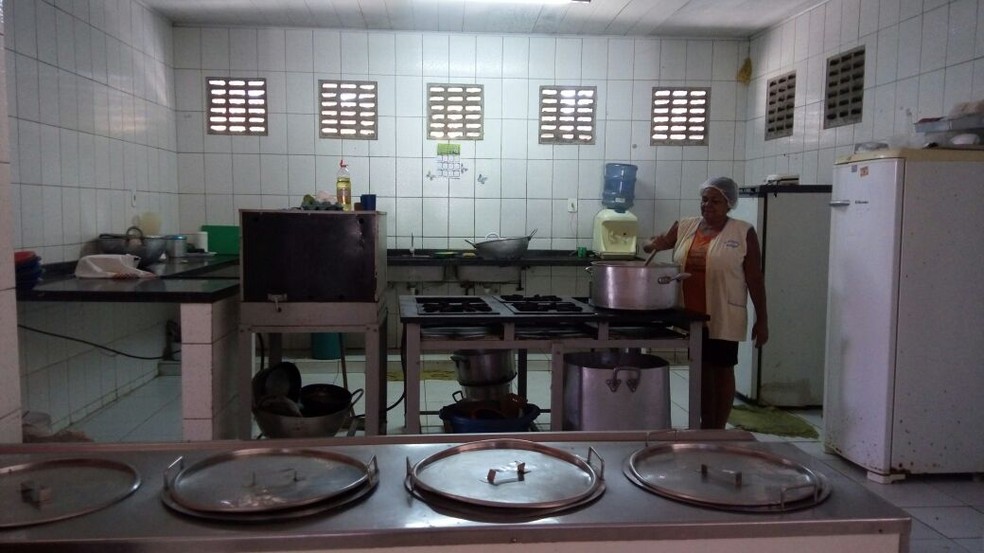 Dona Nena trabalha como voluntária no preparo das refeições dos estudantes (Foto: Matheus Tenório/G1)