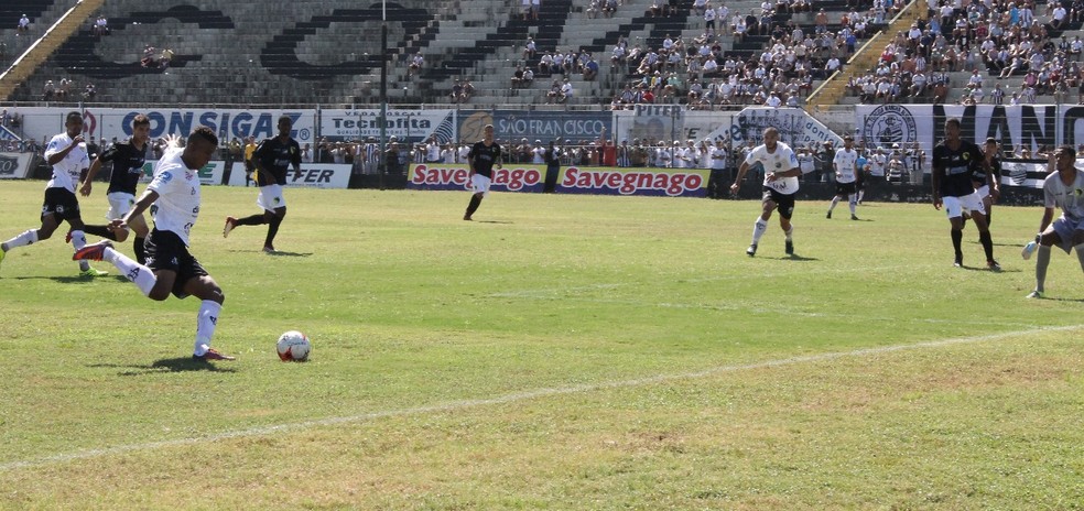 Michel Rener tenta cruzamento durante jogo contra JaguariÃºna: grama irregular (Foto: Rafael Alves/DivulgaÃ§Ã£o/Comercial)