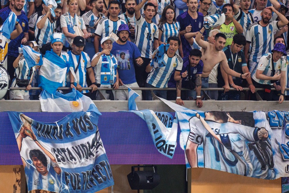 Torcedores da Argentina lembram Maradona em tarde de Messi contra o México — Foto: Pedro Vale/Light Press