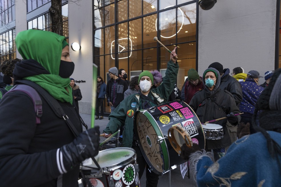 Manifestantes durante comício da União de Trabalhadores da Alphabet em Nova York, que protestam contra as recentes demissões no Google — Foto: Victor J. Blue/Bloomberg