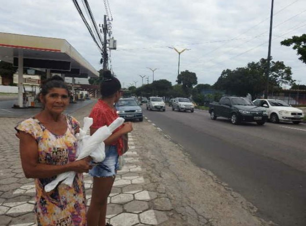 Dona de casa Antônia Apolinário não sabia da paralisação total da frota (Foto: Adneison Severiano/G1 AM)