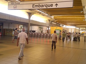 Placas só em português na Estação de Metrô do Recife. (Foto: Luna Markman/G1)