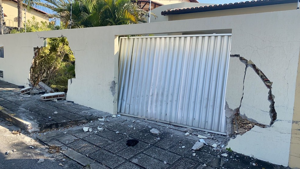 Muro de casa ficou destru&iacute;do ap&oacute;s batida de ve&iacute;culo em Natal &mdash; Foto: Kleber Teixeira/Inter TV Cabugi