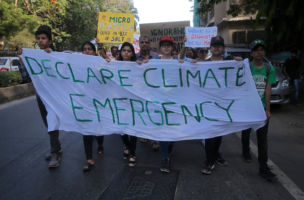 Jovens seguram faixa que diz "declarem a emergência do clima" durante ato em Mumbai, na Índia, nesta sexta-feira (24). — Foto: Francis Mascarenhas/Reuters