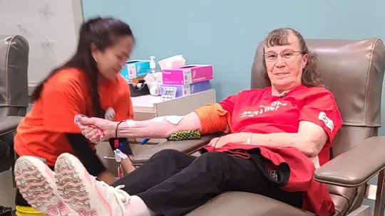 Aos 80 anos, canadense já doou sangue mais de 200 vezes e bate recorde