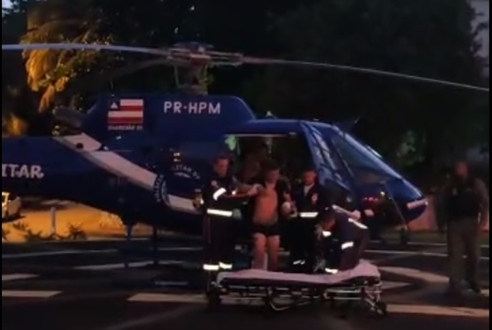 Sobreviventes foram transferidos para Salvador em helicópteros e avião — Foto: Vanderson Nascimento/TV Bahia