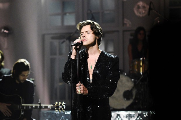 SATURDAY NIGHT LIVE -- "Harry Styles" Episode 1773 -- Pictured: Musical Guest Harry Styles performs "Lights Up" on Saturday, November 16, 2019 -- (Photo by: Will Heath/NBC/NBCU Photo Bank via Getty Images) (Foto: NBCU Photo Bank via Getty Images)