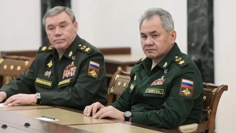 Valery Gerasimov (à esq.) e o ministro da Defesa, Sergei Shoigu, desempenharam um papel fundamental nas decisões estratégicas do presidente Putin (Foto: EPA/KREMLIN POOL via BBC)
