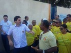 Candidatos à Prefeitura do Recife participam de panfletagens e debate 