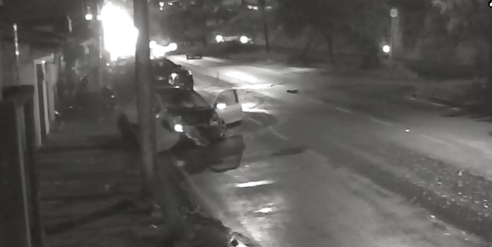 Motorista perde controle de carro e atinge caminhonete estacionada na Avenida Zequinha Freire, Zona Leste de Teresina — Foto: Reprodução