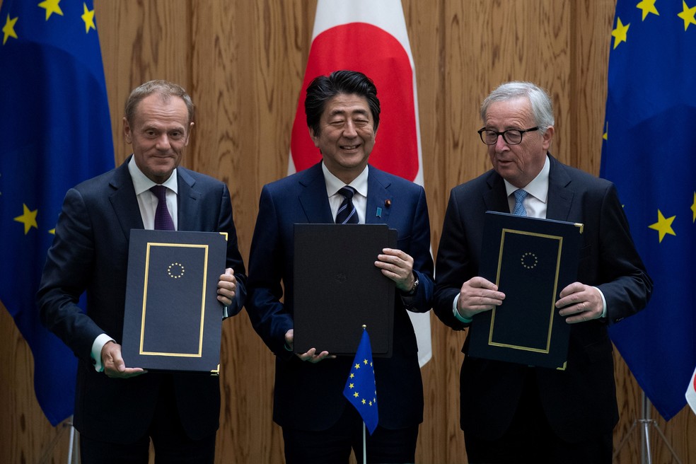 O primeiro-ministro japonês, Shinzo Abe (meio), e os presidentes da Comissão Europeia e do Conselho Europeu, Jean-Claude Juncker (à esq.) e Donald Tusk, respectivamente. (Foto:  Martin Bureau/Pool via Reuters)